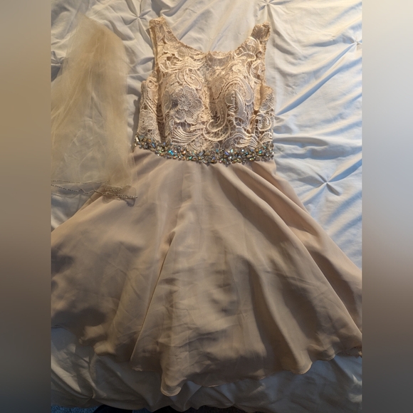 Formal dress - Picture 1 of 9